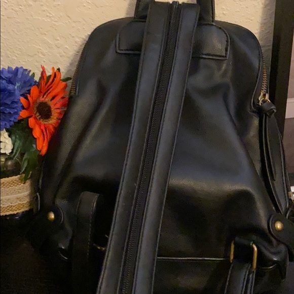 Black backpack. - Picture 3 of 7